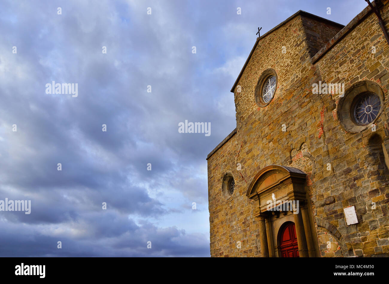 Belle cathédrale médiévale de Cortona en Toscane, juste avant le coucher du soleil (avec des nuages et de l'espace de copie) Banque D'Images