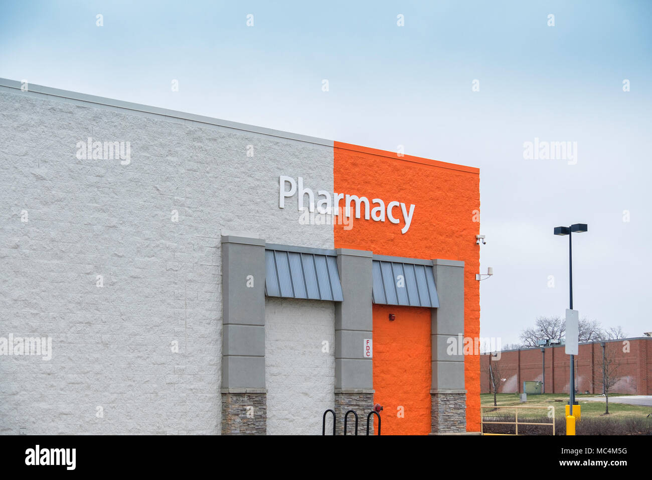 La Pharmacie signe sur l'extérieur d'un magasin Walmart Neighborhood Market près de maïs et du Centre, à Wichita, Kansas, États-Unis. Banque D'Images