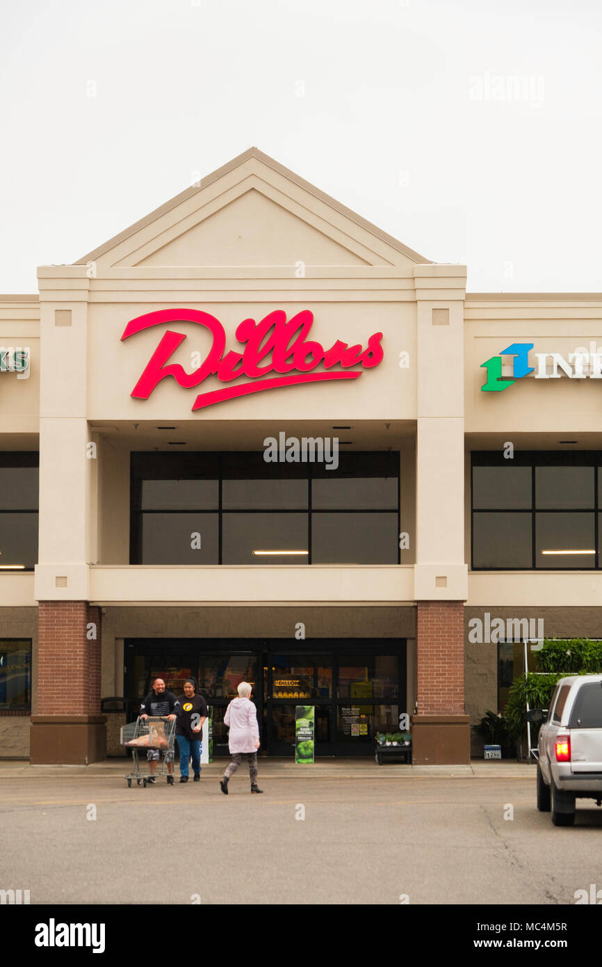 A Dillon's Supermarket extérieur avec les clients vont et viennent à la boutique. Wichita, Kansas, États-Unis. Banque D'Images