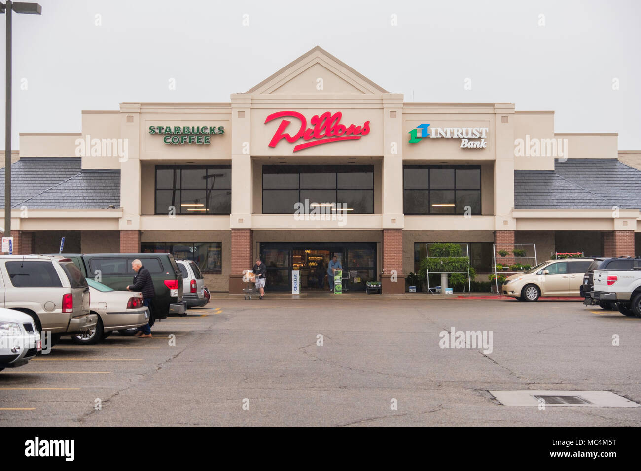 A Dillon's Supermarket extérieur avec les clients vont et viennent à la boutique. Wichita, Kansas, États-Unis. Banque D'Images