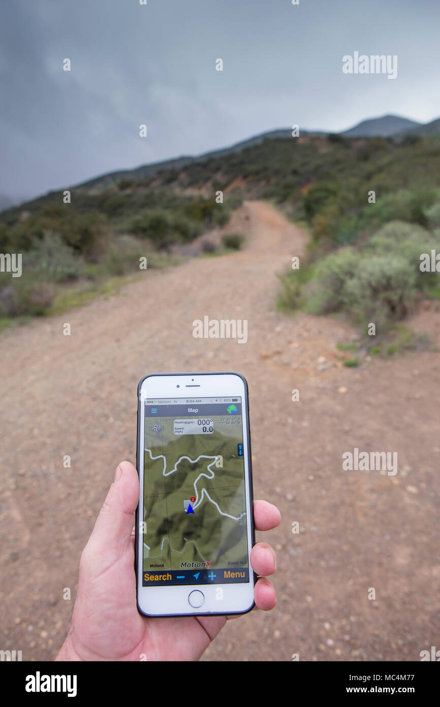 En utilisant l'app motionX GPS sur un iPhone 6 Plus pour parcourir un  sentier de randonnée dans les montagnes de Santa Ana Orange County  California USA Photo Stock - Alamy