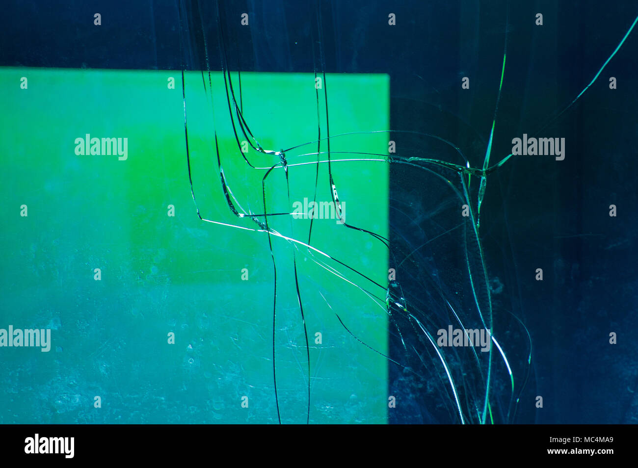 Gros plan du volet de fenêtre fissuré Banque D'Images