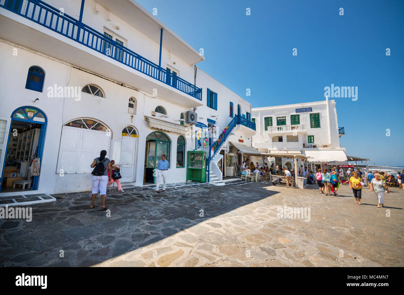 La Grèce, Mikonos - 21 août 2013 : visite touristique rue typique de l'île de Mikonos (Grèce). Banque D'Images La Grèce, Mikonos - 21 août 2013 : visite touristique rue typique de l'île de Mikonos (Grèce). Banque D'Images