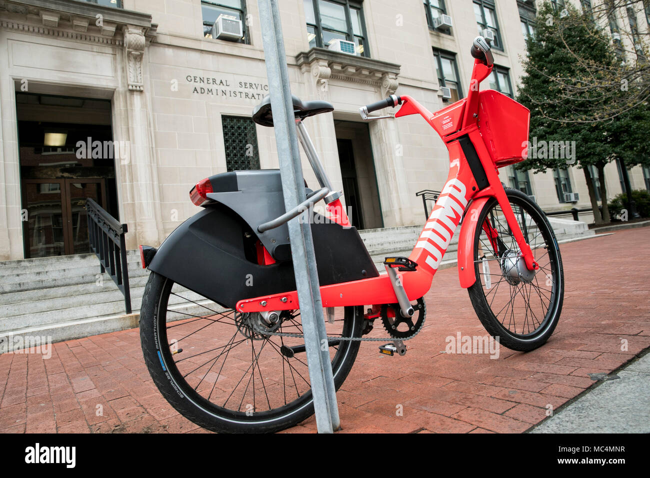 Un saut de vélos logo est vu sur un vélo électrique dockless partager location. Banque D'Images