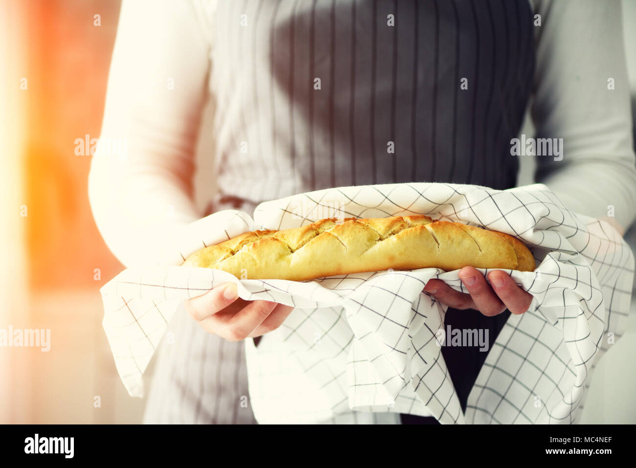 Femme mains tenant du pain frais. Baguette française, concept de boulangerie, une cuisine maison saine alimentation. Copy space Banque D'Images