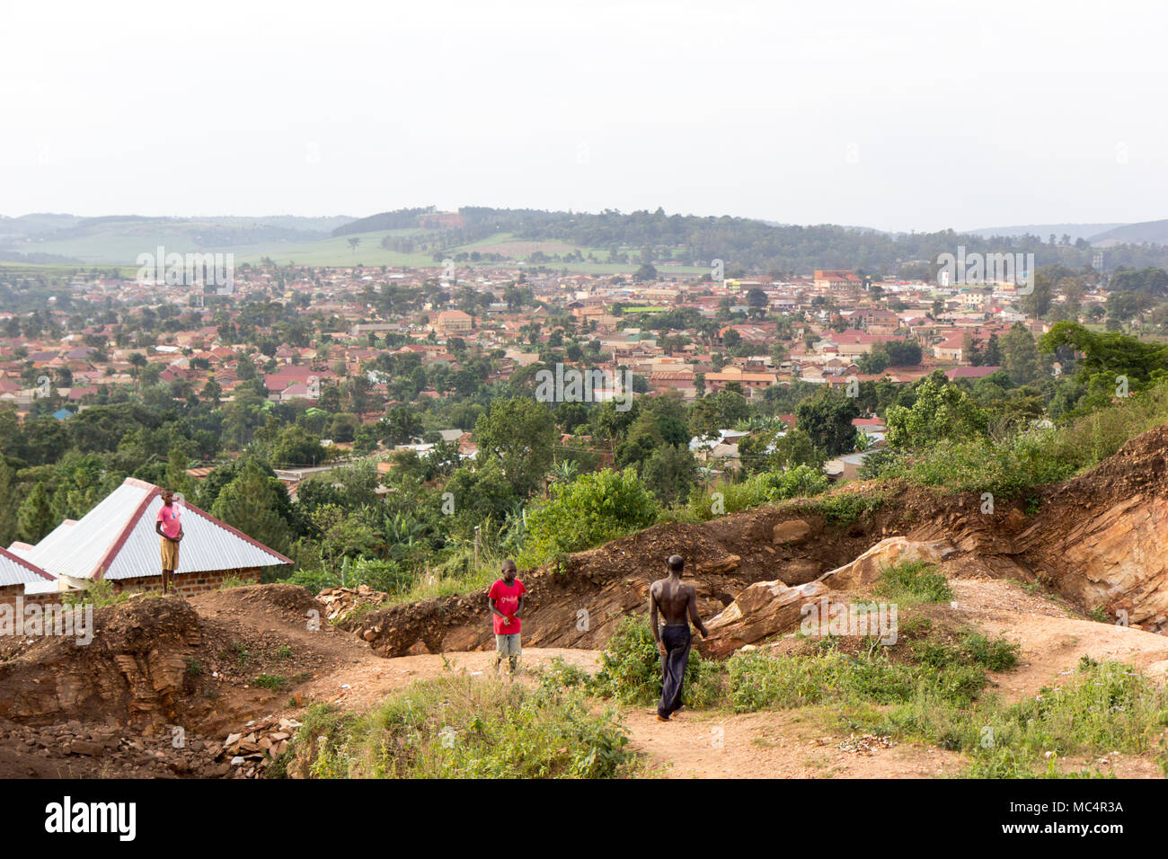 Lugazi, en Ouganda. 18 juin 2017. Une vue de la ville de Lugazi et ses environs depuis le sommet d'une montagne où une carrière est trouvé. Banque D'Images