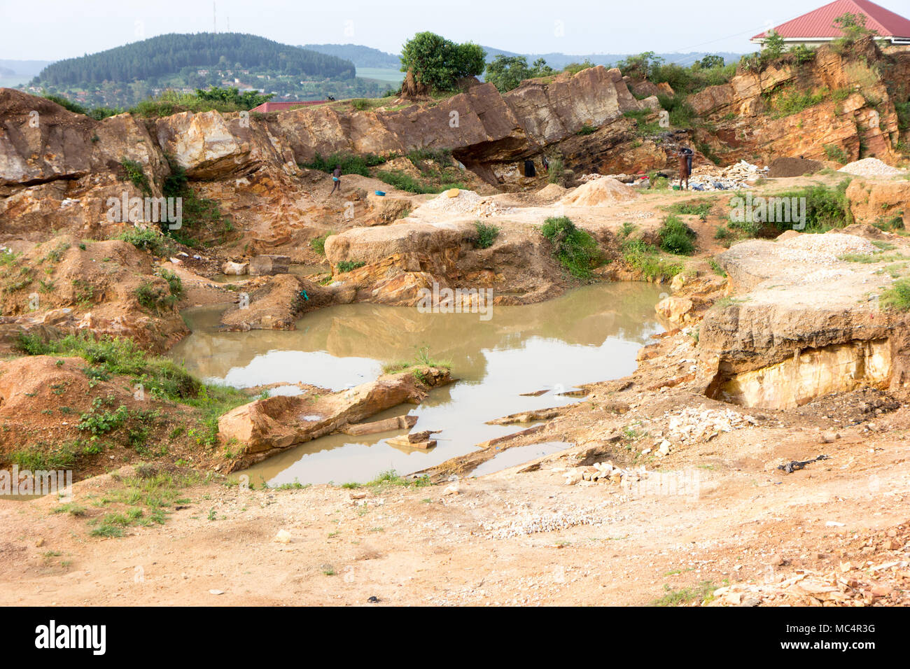 Un petit lac ou d'une grande flaque d'eau dans une carrière en Ouganda, juin 2017. Banque D'Images