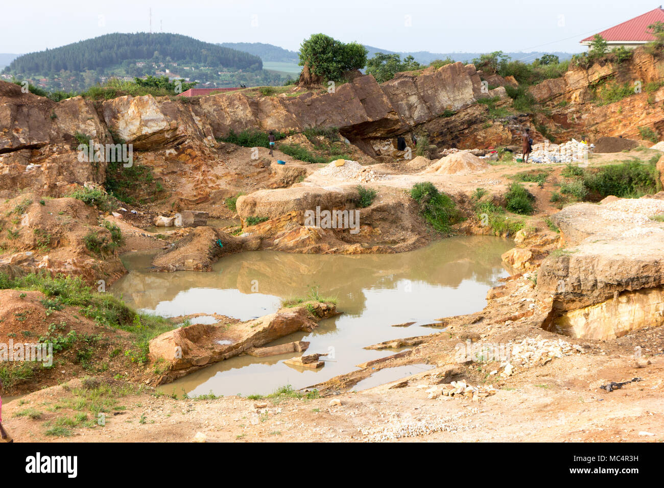 Un petit lac ou d'une grande flaque d'eau dans une carrière en Ouganda, juin 2017. Banque D'Images