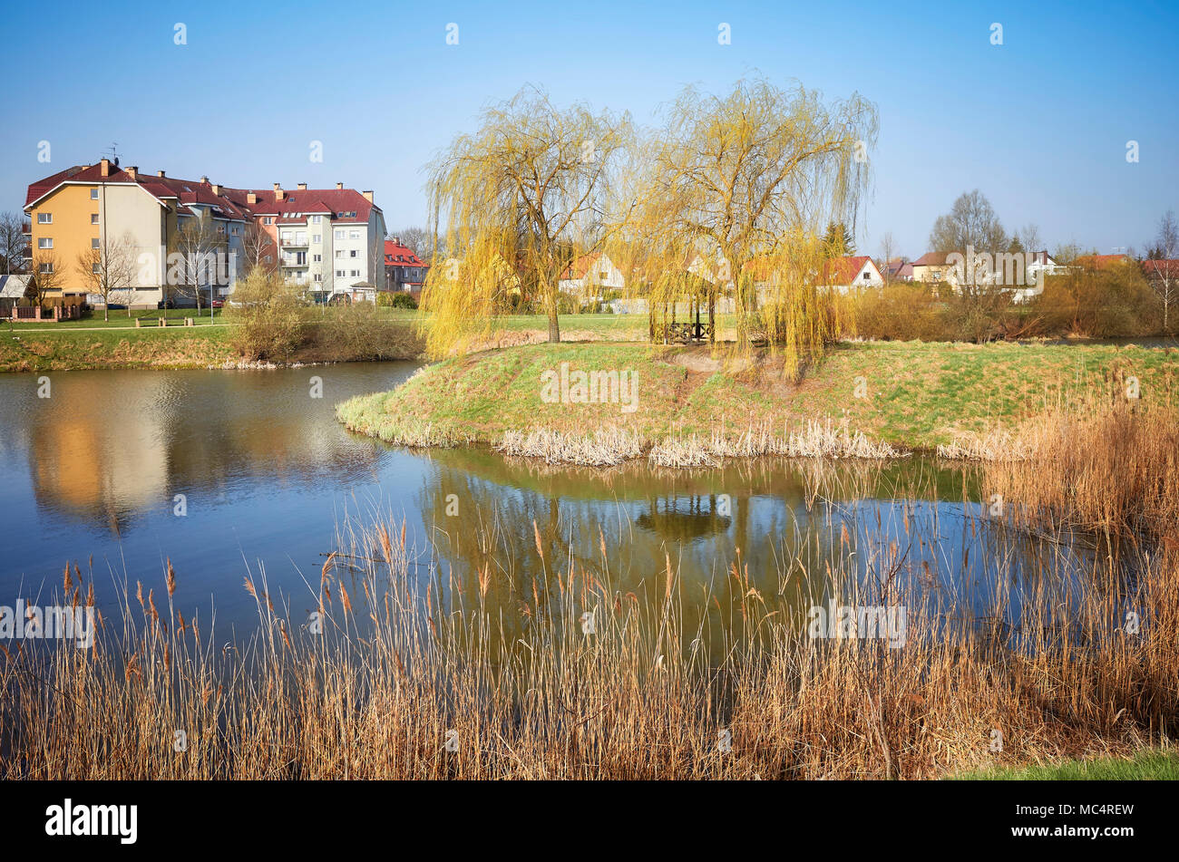 Quartier résidentiel avec un parc de l'étang, Szczecin, Pologne. Banque D'Images