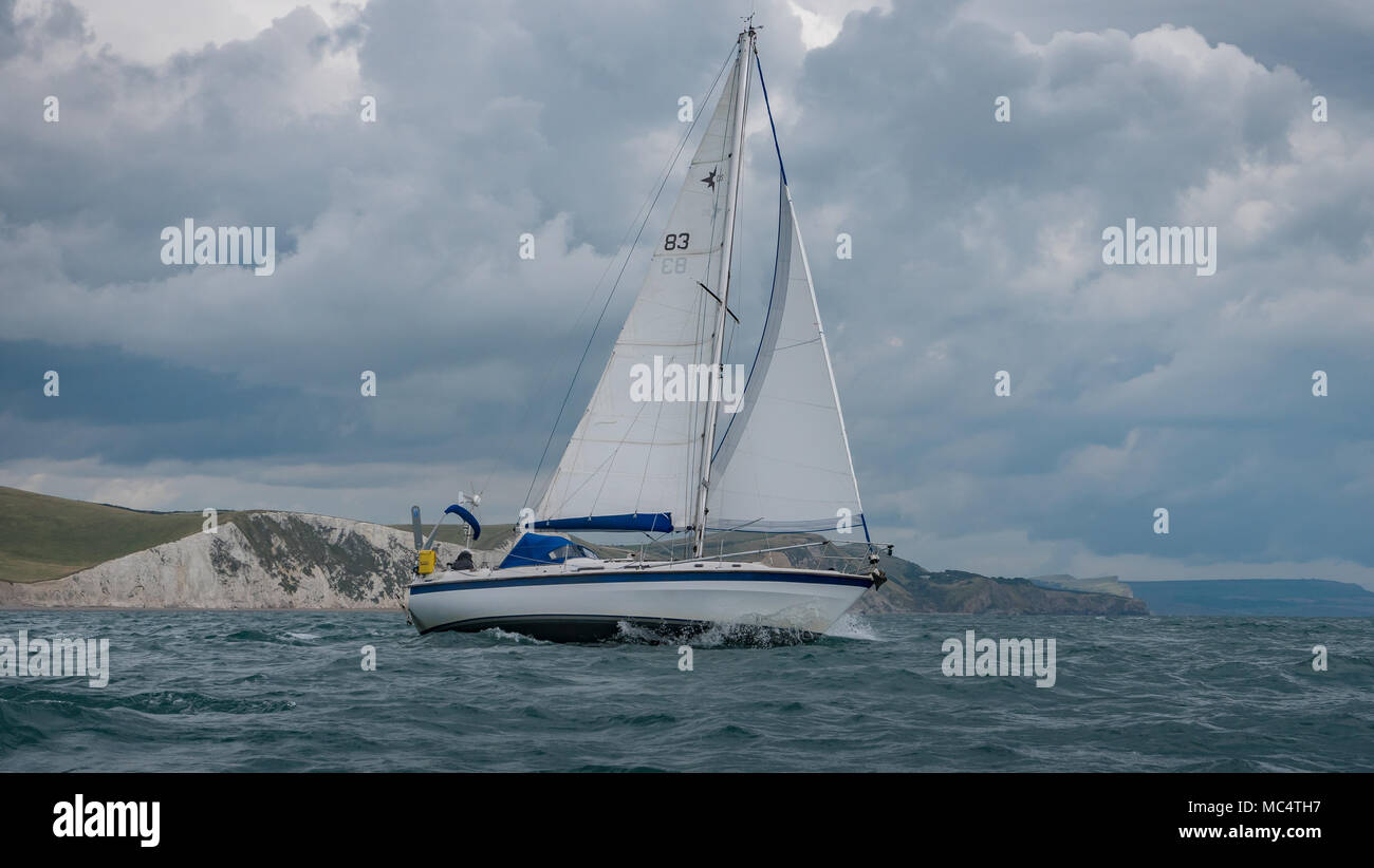 Location en mer agitée au large de la côte du Dorset, UK Banque D'Images