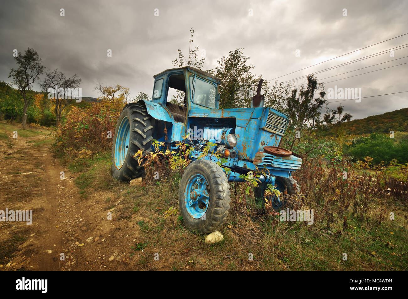 Vieux tracteur rouillé abandonné Banque D'Images