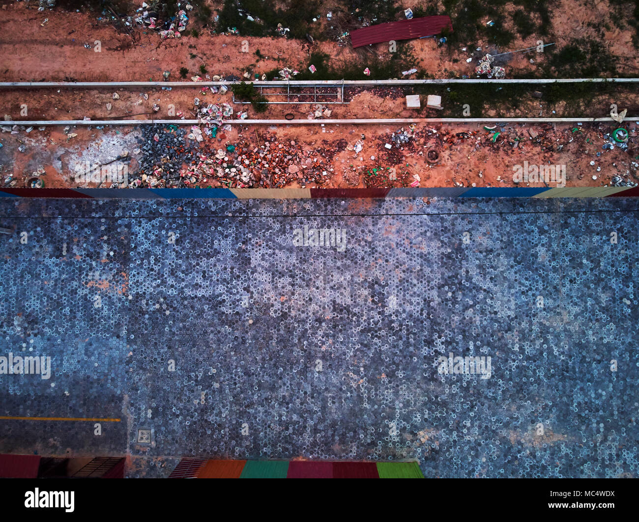 Vue aérienne de coucher du soleil à l'aube de l'œil de l'oiseau de drone Eagle contenant Angkor night market à Siem Reap, Cambodge-coloufull parti avec parasols et d'un lot à prix ferme Banque D'Images