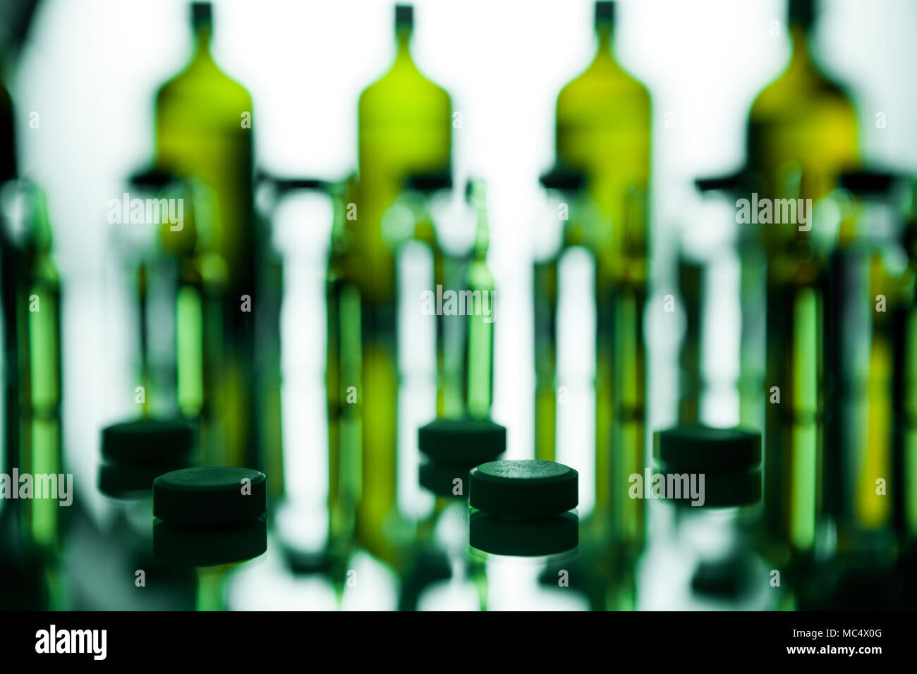 De l'objet groupe agent médicinal liquide limpide en verrerie de