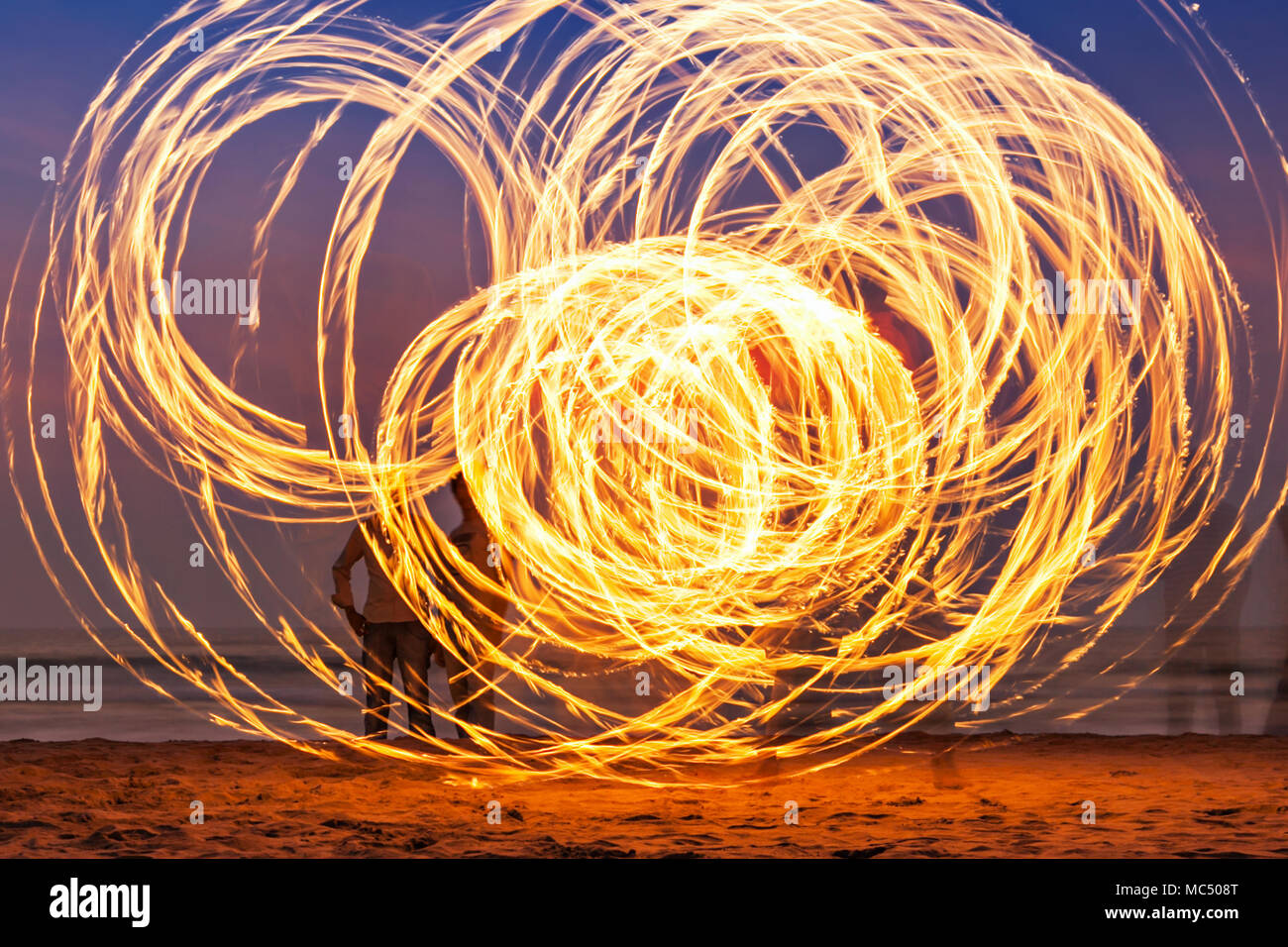 Beauté spectacle de feu sur la plage, Goa Banque D'Images