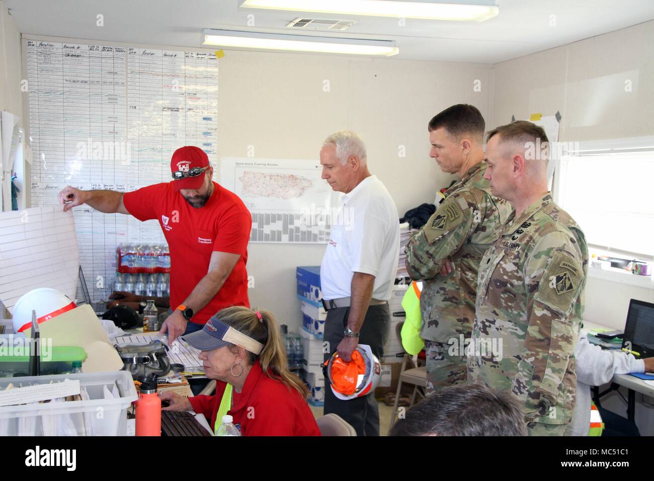 Travis Miller (à gauche), le directeur de la mission d'alimentation temporaire au Fort Buchanan, Puerto Rico, des mémoires de base d'étape intermédiaire 'Charles Ray' Alexander (2e de gauche), U.S. Army Corps of Engineers (USACE) Chef, interorganismes et services internationaux, et le Colonel David Hibner (2e à partir de la droite), l'USACE G3, et le lieutenant-colonel Andrew Yoder (extrême droite), commandant de la zone de récupération Office-Puerto Rico (RFO). L'ARF est la gestion de l'alimentation temporaire, et des débris de toiture temporaire missions à l'appui de l'Agence fédérale de gestion des urgences, l'intervention du gouvernement fédéral dans les ouragans Maria Irma et à Porto Rico. Banque D'Images