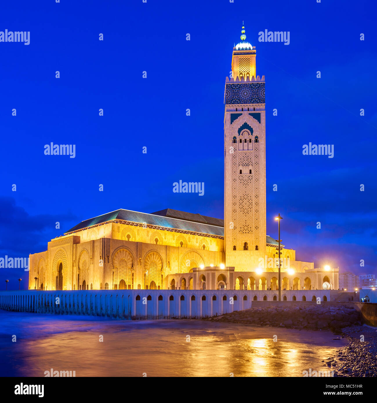 La Mosquée Hassan II à la nuit à Casablanca au Maroc. Mosquée Hassan II est la plus grande
