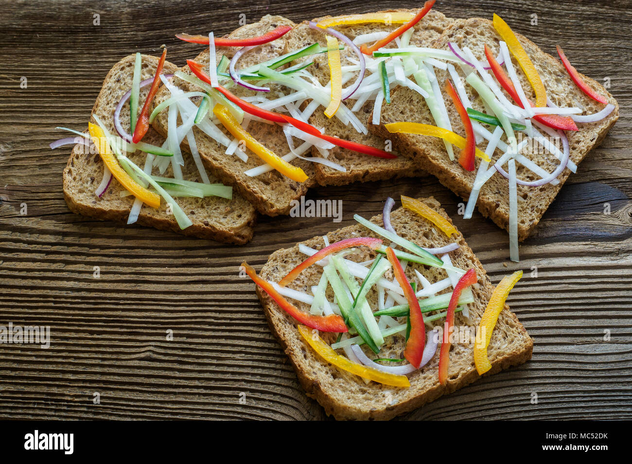 Sandwichs sains avec des légumes frais. Toasts de petit-déjeuner sur la planche à découper en bois. Petit-déjeuner équilibré. Banque D'Images