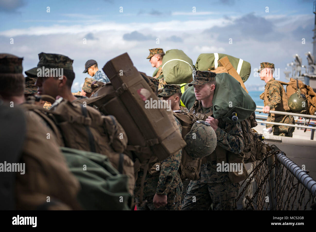 180201-N-WF272-092 WHITE BEACH, Okinawa (fév. 1, 2018) Les Marines, affecté à la Division Marine 3d (MARDIV), engager le navire d'assaut amphibie USS Bonhomme Richard (DG 6). Bonhomme Richard fonctionne en Indo-Asia-région du Pacifique dans le cadre d'une patrouille régulière et offre une capacité d'intervention rapide en cas de catastrophe naturelle ou d'urgence régionaux. (U.S. Photo par marine Spécialiste de la communication de masse 2e classe Diana Quinlan/libérés) Banque D'Images