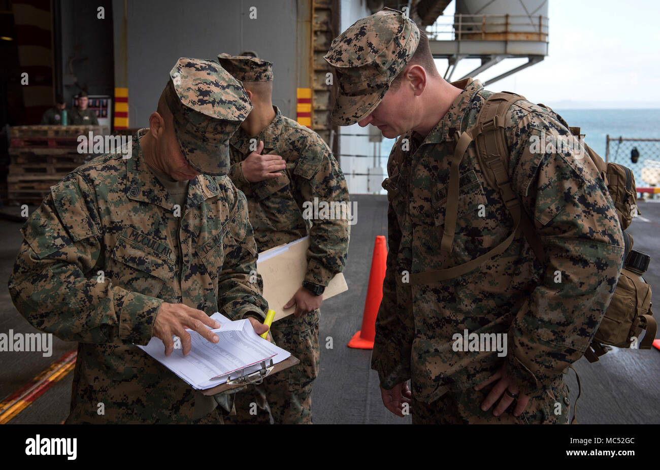 180201-N-WF272-095 WHITE BEACH, Okinawa (fév. 1, 2018) Les Marines, affecté à la Division Marine 3d (MARDIV), engager le navire d'assaut amphibie USS Bonhomme Richard (DG 6). Bonhomme Richard fonctionne en Indo-Asia-région du Pacifique dans le cadre d'une patrouille régulière et offre une capacité d'intervention rapide en cas de catastrophe naturelle ou d'urgence régionaux. (U.S. Photo par marine Spécialiste de la communication de masse 2e classe Diana Quinlan/libérés) Banque D'Images