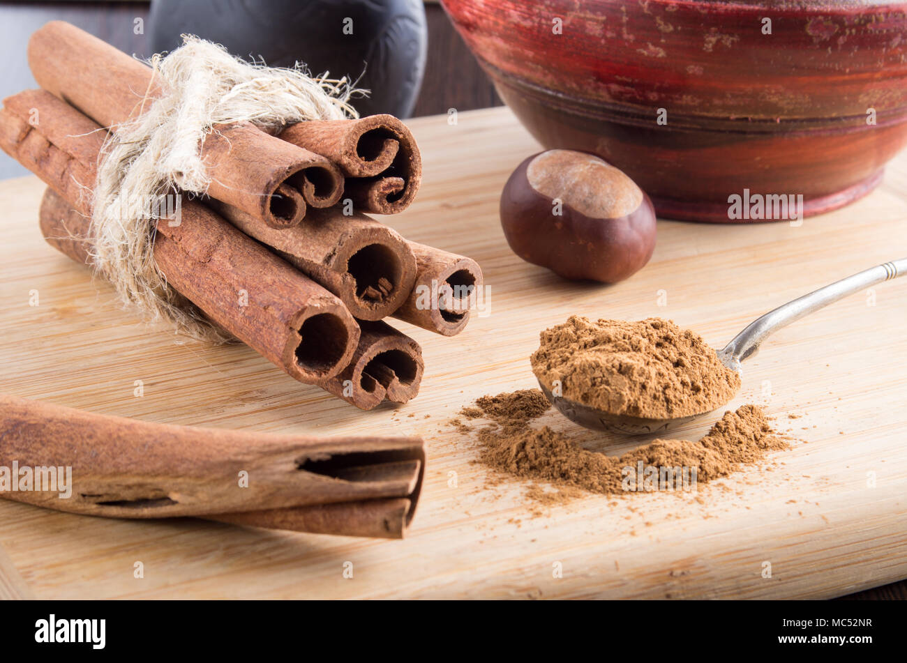 Ingrédients pour la cuisson dans la cuisine. Les bâtons de cannelle et poudre avec des ustensiles d'époque close up. Banque D'Images