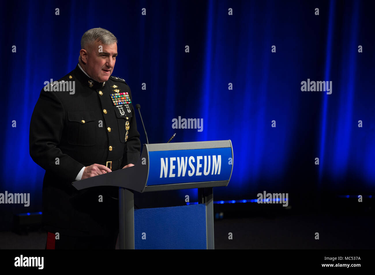 Commandant adjoint de la Marine Corps Le général Glenn M. Walters, assiste à la cérémonie d'ouverture de 'Les Marines et Tet' exposition au Newseum, Washington, D.C., le 30 janvier 2018. L'exposition présente 20 photographies grand format à partir de l'Offensive du Têt 1968 et 10 versions tactiles de ces photographies avec touch-capteurs activés qui offrent des interviews audio, ce qui permet aux aveugles et malvoyants les visiteurs à découvrir les images par le toucher et le son. (U.S. Marine Corps photo par Lance Cpl. Alex A. Quiles) Banque D'Images