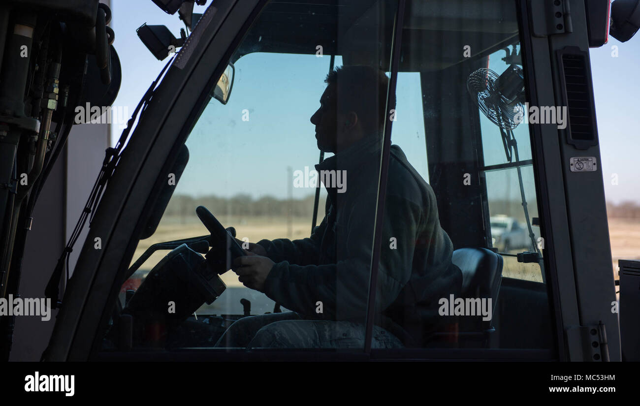 Navigant de première classe Chase Arras, 2e Escadron de munitions munitions classiques de l'équipage, les lecteurs d'un chariot élévateur à base aérienne de Barksdale, en Louisiane, le 30 janvier 2017. Il y a trois principaux organes utilisés à la 2e bombe, qui sont SONU à usage général 500 livres de bombes, de 2 000 livres de bombes à usage général, et 2 000 livres de bombes pénétrateur. (U.S. Air Force photo par un membre de la 1re classe Tessa B. Corrick) Banque D'Images