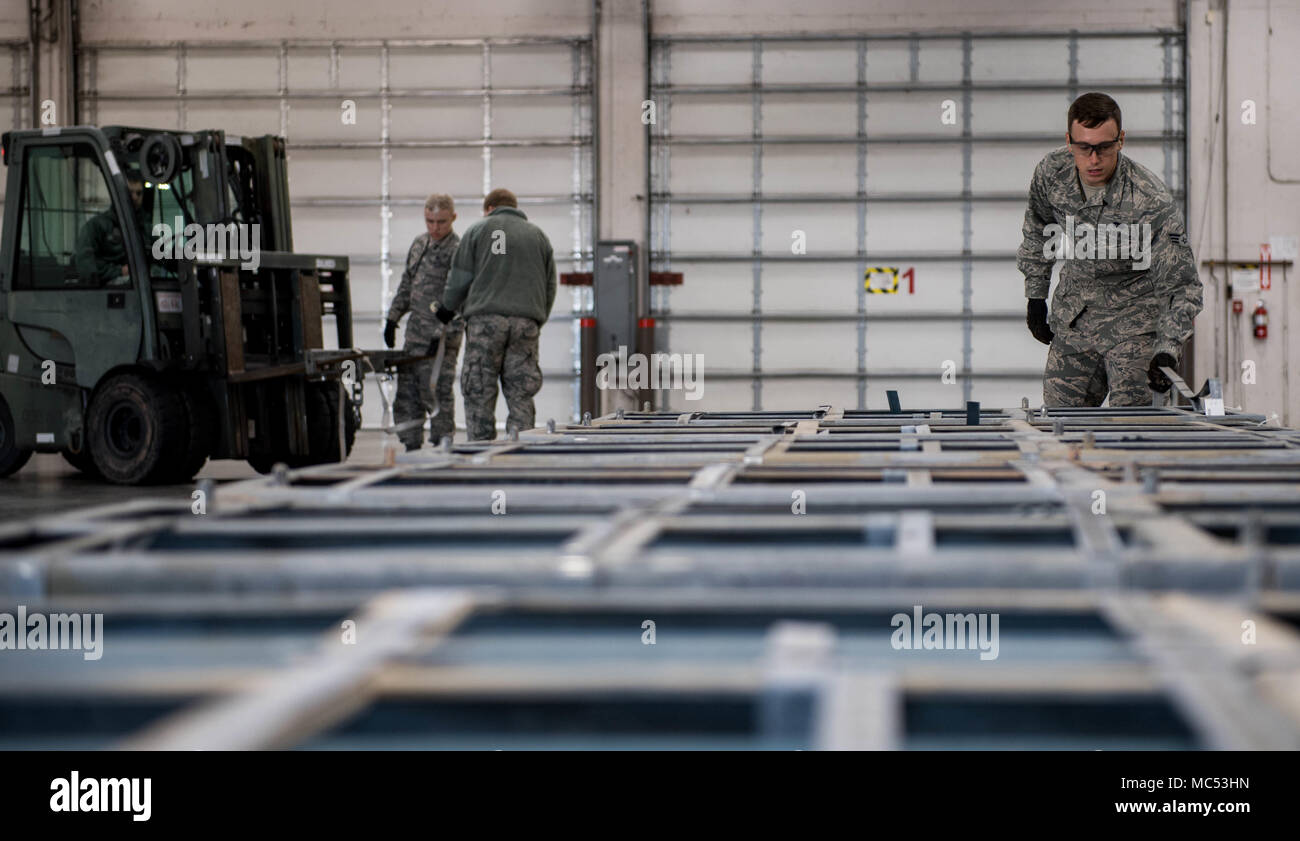 Airman Senior William Lawrence, 2e Escadron de munitions munitions classiques, chef d'équipe de bandes supprime une palette de bombe à base aérienne de Barksdale, en Louisiane, le 30 janvier 2017. Sonu 2e est responsable de la reddition de comptes, à l'état de fonctionnement, et la capacité de la formation et de munitions de guerre réserver actifs à Barksdale. (U.S. Air Force photo par un membre de la 1re classe Tessa B. Corrick) Banque D'Images