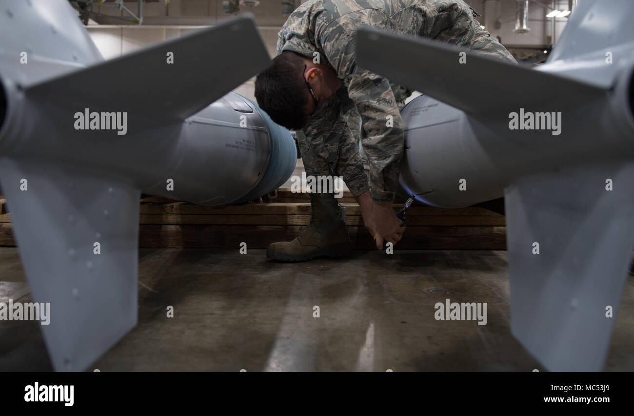 Navigant de première classe Landon Gonzales, 2e Escadron de munitions munitions classiques, membre de l'équipage vers le bas une queue vis sur une bombe Appareil factice-56 à Base aérienne de Barksdale, en Louisiane, le 30 janvier 2017. L'EDR-56 est une bombe inerte que la formation est d'environ 2 000 livres de béton. (U.S. Air Force photo par un membre de la 1re classe Tessa B. Corrick) Banque D'Images