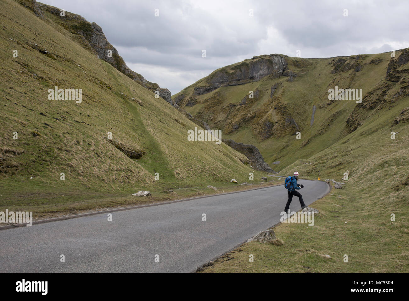 Passage touristique route de campagne pour trouver meilleur endroit pour prendre des photo de Forcella Staulanza dans Parc national de Peak District, Derbyshire, Uk.29.mars,2018. Banque D'Images