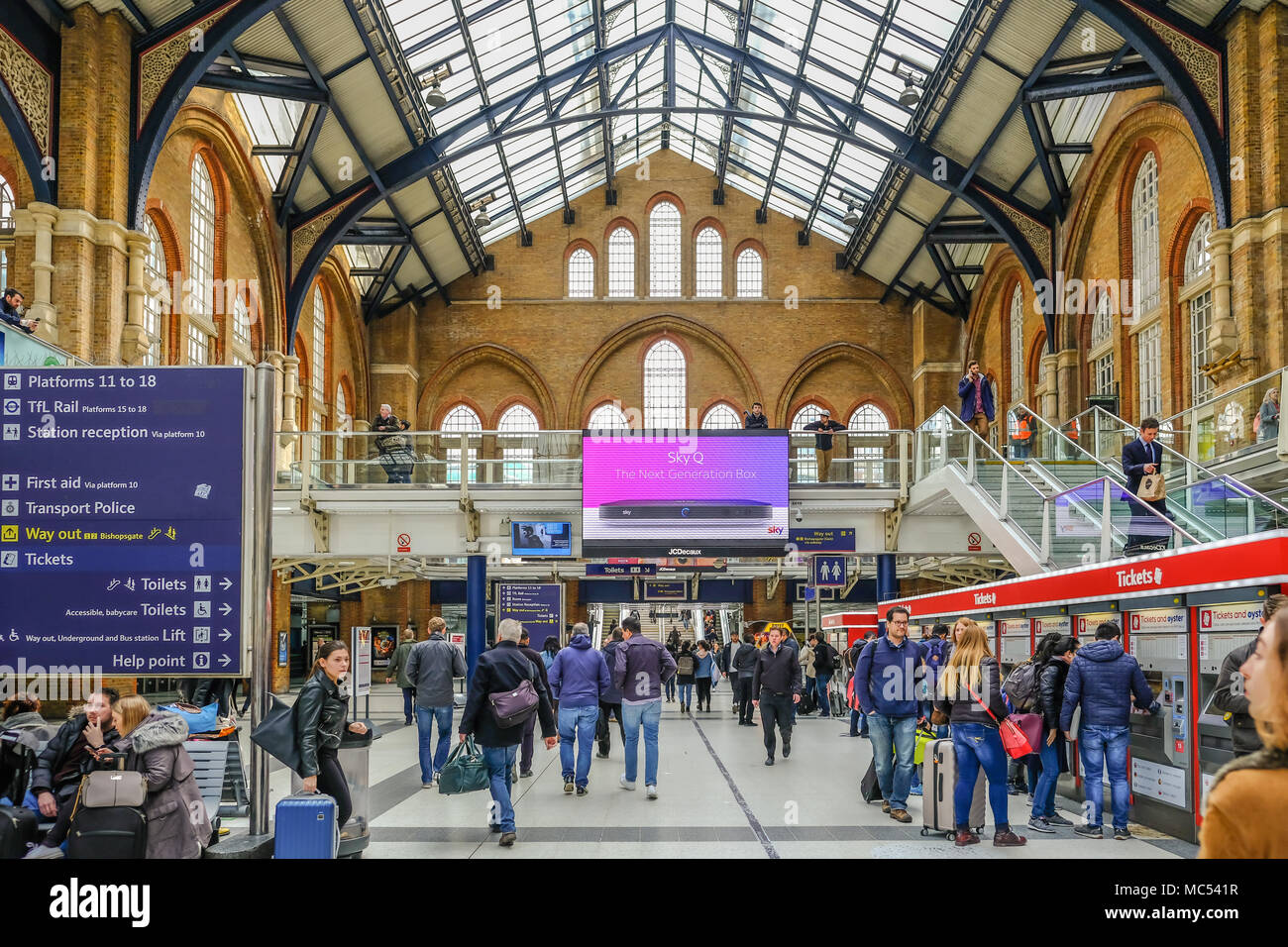 Liverpool Street, London, UK - 6 Avril 2018 : prise de vue au grand angle de la gare principale avec beaucoup de passagers. Banque D'Images