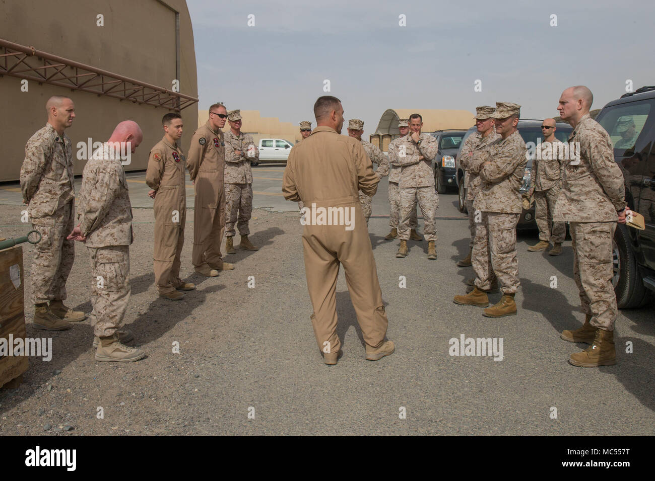 Lieu inconnu, au Moyen-Orient - Le Lieutenant-colonel des marines américain Brian N. Clifton, commandant de l'escadron 363 à rotors basculants Support Marine, Marine à des fins spéciales - air-sol - Groupe de travail - Intervention en cas de crise de la région centrale des mémoires sur les capacités de l'unité, 26 janvier 2018. Marine Corps Forces Central Command management visité SPMAGTF-CR-CC dans le cadre d'un vaste tour de Marine Corps Forces Central Command. Banque D'Images