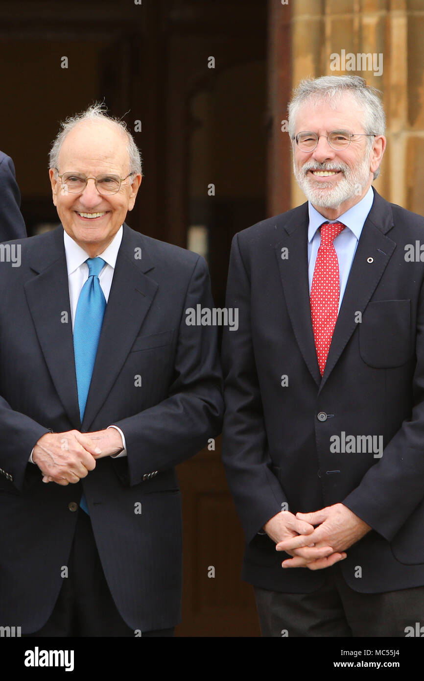 L'ancien sénateur George Mitchell des blagues avec l'ancien leader du Sinn Fein Gerry Adams lors d'un appel en dehors de la photo à l'Université Queen's de Belfast, le mardi, 10 avril 2018. Marques mardi 20 ans puisque les politiciens de l'Irlande du Nord et les gouvernements britannique et irlandais ont accepté ce qui est devenu connu comme l'Accord du Vendredi Saint. Il a été l'aboutissement d'un processus de paix qui a tenté de mettre fin à 30 ans de l'ennuis. Sur deux décennies, l'Assemblée d'Irlande du Nord est suspendu dans une atmosphère amère entre les deux principaux partis. Banque D'Images