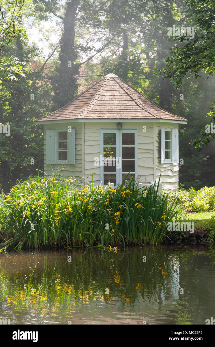 Petite maison d'été sur l'île Hurley Lock, Hurley, Berkshire, Angleterre, Royaume-Uni Banque D'Images