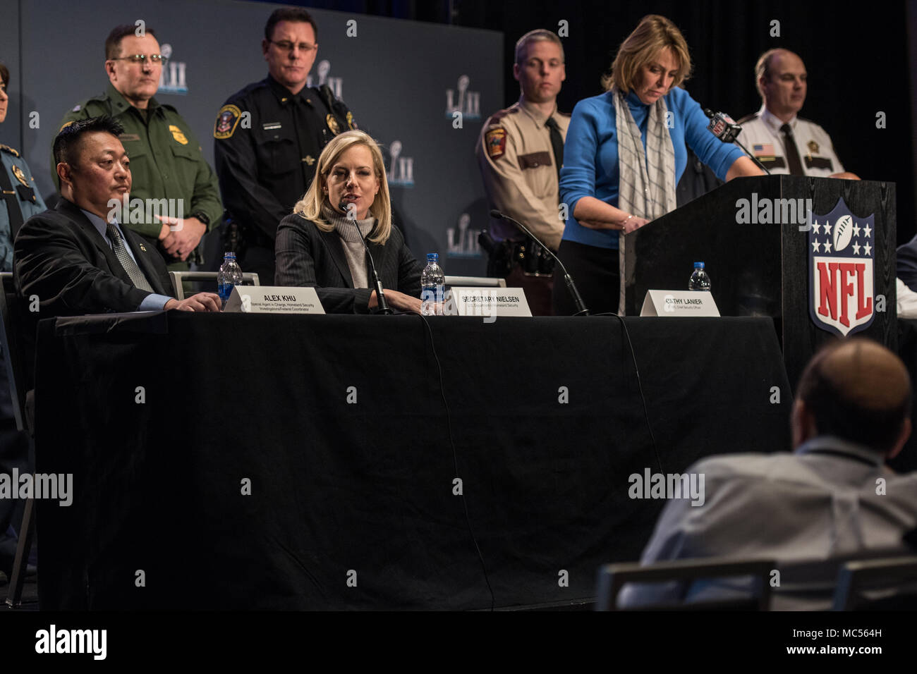 Le secrétaire du DHS Kirstjen Nielsen répond aux questions lors de la conférence de presse de la sécurité publique de la NFL à Minneapolis. Banque D'Images