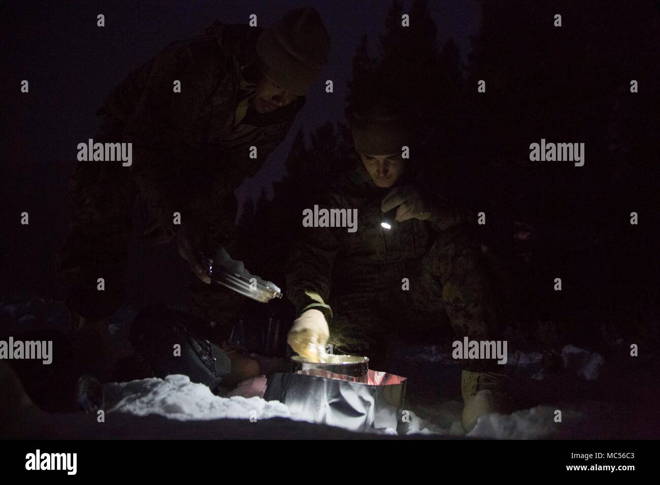 Marines avec la Force Arctic Edge faire bouillir de la neige dans l'eau pour reconstituer les réserves au cours d'un exercice d'entraînement par temps froid au Marine Corps Mountain Warfare Training Center, Bridgeport, Californie, 27 janvier 2018. Environ 90 soldats ont participé à la semaine où ils ont appris les techniques de survie, comment traverser un terrain montagneux et le froid d'entretien d'armes. La formation préparera les Marines de la force conjointe de l'exercice formation Artic Edge dans le nord de l'Alaska, qui exposera des Marines de la péninsule de conditions météorologiques extrêmes. (U.S. Marine Corps photo par le Sgt. Brianna Gaudi) Banque D'Images