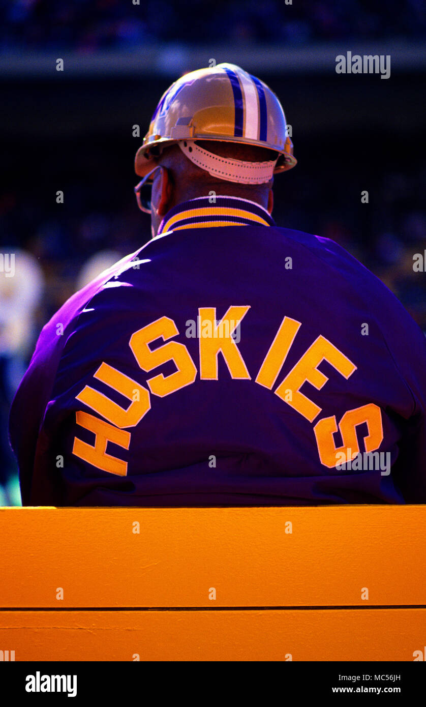 Image Retro le long de touche avec Husky sideline guard jeu regarder en couleurs Husky Banque D'Images