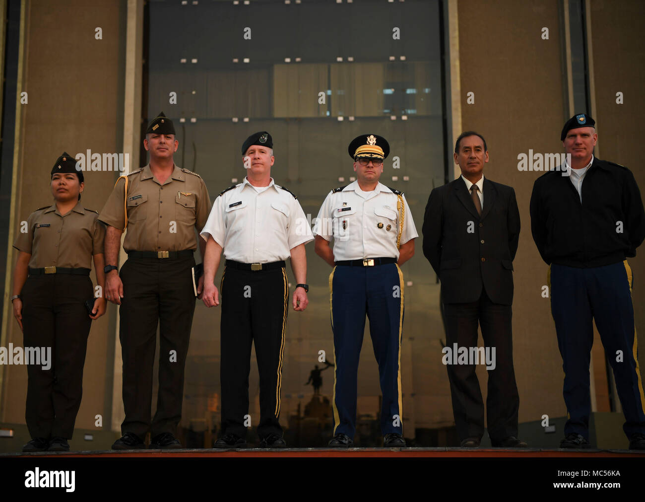 Les membres de l'armée péruvienne posent pour une photo avec le Major-général James A. Hoyer, la Virginie de l'adjudant général de la Garde nationale, le colonel Edward Ortiz, de l'Armée de l'attaché de défense l'ambassade américaine au Pérou, et commande le Sgt. Le major James L. Allen, senior WVNG enrôlés leader, en dehors de l'armée péruvienne siège à Lima, Pérou, le 31 janvier 2018. L'WVNG péruvien et dirigeants ont discuté de projets futurs et des possibilités d'engagement dans le cadre de la Garde nationale de l'État du Bureau du Programme des partenariats. (U.S. Air National Guard photo : Capt Holli Nelson) Banque D'Images