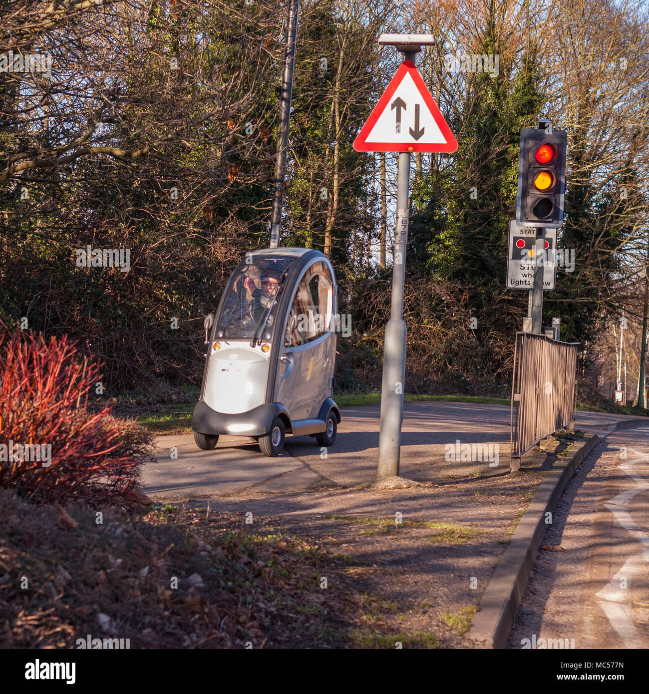 Un homme dans la mobilité en voiture Bury Saint Edmunds, Suffolk , Bretagne , France Banque D'Images