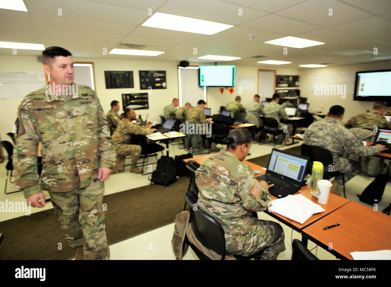 Le sergent instructeur. Jeremy 1ère classe VanStreain avec le 13e bataillon du 100e Régiment enseigne aux étudiants dans le cadre d'approvisionnement en munitions 89B 16 janvier 2018, à Fort McCoy, Wisconsin (Etats-Unis), la 13e, 100e est un bataillon d'artillerie qui offre de la formation et du soutien à la formation des soldats dans les spécialités professionnelles militaires - maintenance (MOS) série. L'unité, aligné sous la 3e Brigade, 94e Division du 80e commandement de l'instruction, a été de Fort McCoy depuis environ 1995. (U.S. Photo de l'Armée de Scott T. Sturkol, Public Affairs Office, Fort McCoy, Wisconsin) Banque D'Images