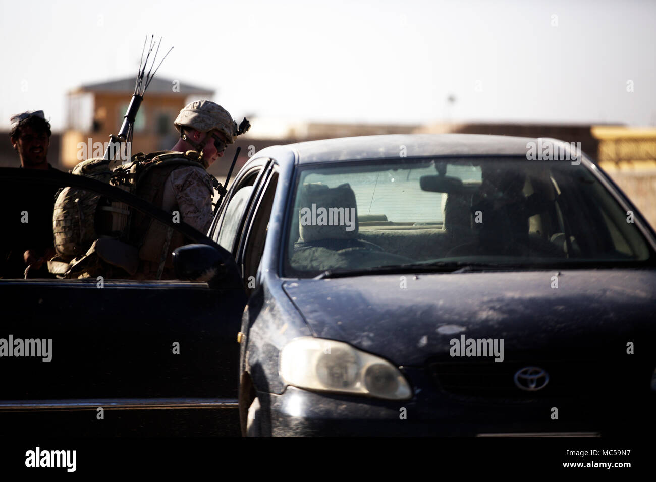Un groupe de travail avec la Marine américaine au sud-ouest ne contrôle d'un véhicule au cours d'une patrouille près de l'Aérodrome de Bost, janv. 27, 2018. La patrouille a contribué à renforcer la sécurité autour de Bost et d'aider les Forces nationales de défense et de sécurité du travail (ANDSF) dans la province de Helmand, permettant à l'ANDSF à maintenir un rythme opérationnel élevé avec des opérations quasi constante autour de la province. (U.S. Marine Corps photo par le Sgt. Sean J. Berry) Banque D'Images