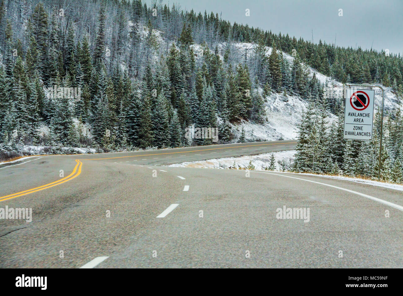 Route panoramique de neige à la fin du mois d'octobre sur l'autoroute 93 de la montagnes Rocheuses dans le Parc National de Kootenay en Colombie-Britannique, Canada. Banque D'Images