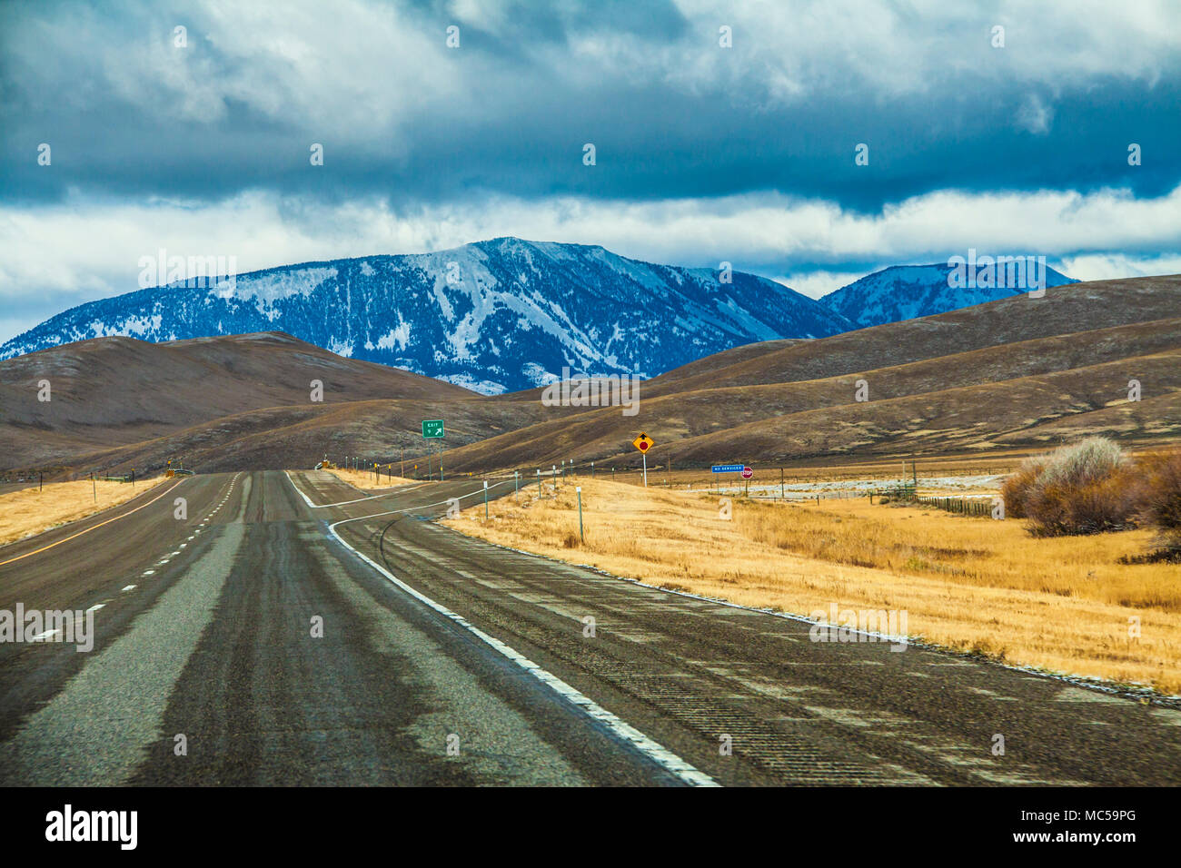 Conduite dans la neige et la glace sur la route panoramique Interstate 15 dans le sud-ouest du Montana à la fin octobre, avec les montagnes enneigées de Pioneer. Banque D'Images
