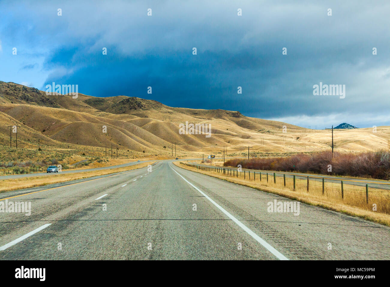 Conduite dans la neige et la glace sur la route panoramique Interstate 15 dans le sud-ouest du Montana fin octobre, à travers les montagnes enneigées de Pioneer. Banque D'Images