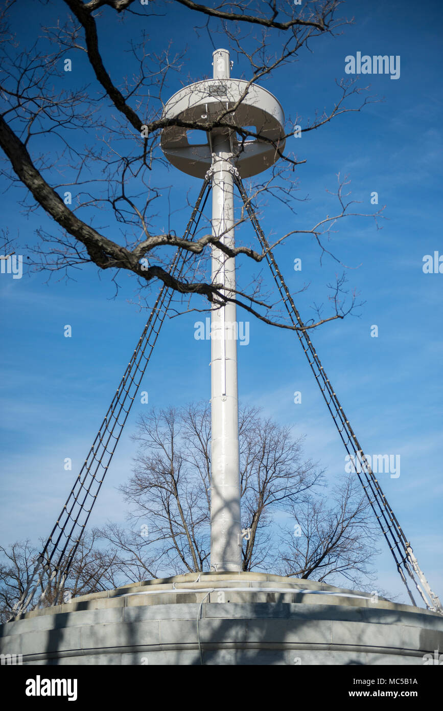 USS Maine Memorial est un monument situé dans la section 24 du cimetière national d'Arlington honorant les victimes de l'explosion de l'USS Maine en 1898. Le 19 janvier 2018, le mémorial avait achevé une restauration de dix ans avant sa cérémonie de refondation du 21 février 2018. L'image d'archives documente la structure restaurée située à Arlington, en Virginie. Banque D'Images