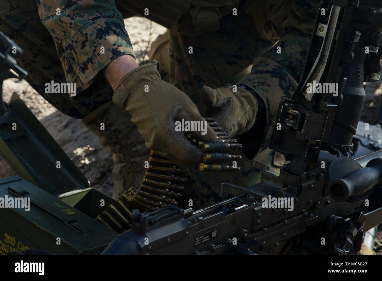 Marine Corps PFC. Elias Cruz, ingénieur de combat avec 8e, 2e Bataillon d'appui du Groupe de la logistique maritime, charges 7,62 mm en une mitrailleuse M240B contre-mobilité et la capacité de survie au cours de la formation à bord de Camp Lejeune, en Caroline du Nord, le 31 janvier 2018. La formation a eu lieu pour préparer les Marines d'assurer la sécurité dans les situations de combat. (U.S. Marine Corps photo par Lance Cpl. Tyler W. Stewart) Banque D'Images