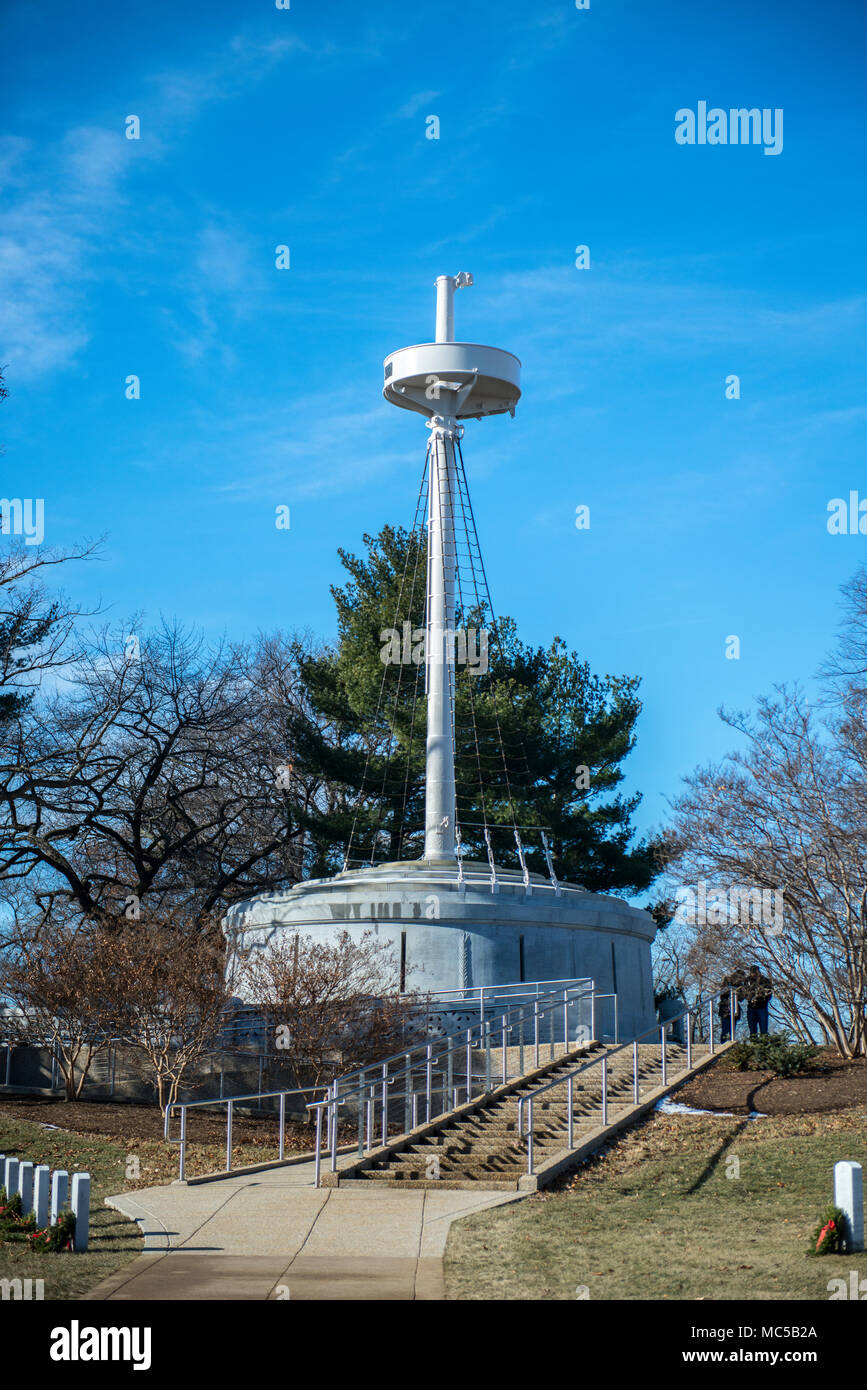 USS Maine Memorial est un monument commémoratif situé dans la section 24 du cimetière national d'Arlington dédié aux victimes de l'explosion de l'USS Maine en 1898. Le 19 janvier 2018, le mémorial a été érigé après un projet de restauration de dix ans avant sa cérémonie de réinauguration du 21 février 2018. L'image d'archives documente la structure restaurée à Arlington, en Virginie. Banque D'Images