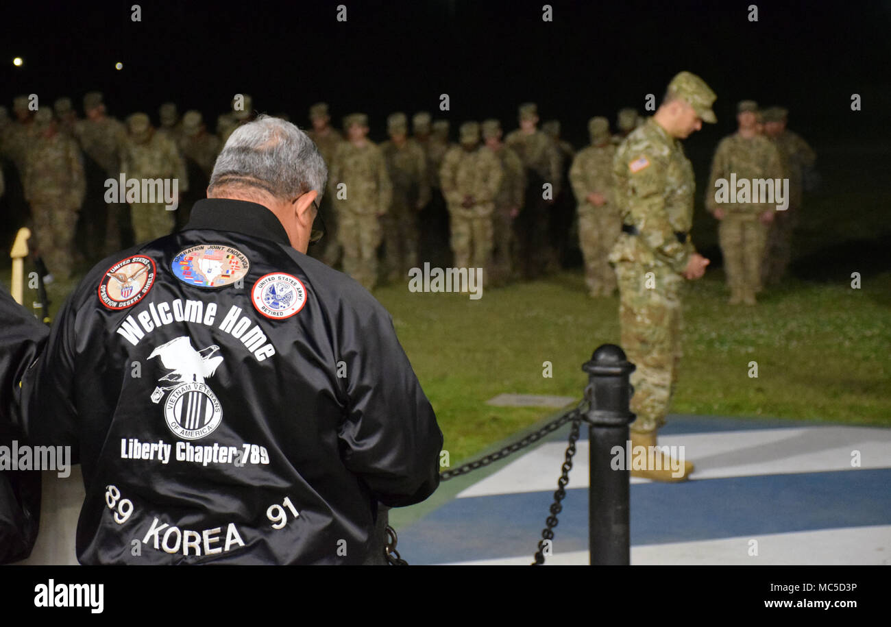 Les chefs ont été cédé à l'égard d'aumônier lire une prière à Fort Stewart, en Géorgie pour le retour des soldats de la 3e Division d'infanterie. Le premier groupe de soldats est rentrée d'un déploiement de 9 mois en Afghanistan le 1 avril, 2018. (U.S. Army photo par le Sgt. Erick Ritterby) Banque D'Images