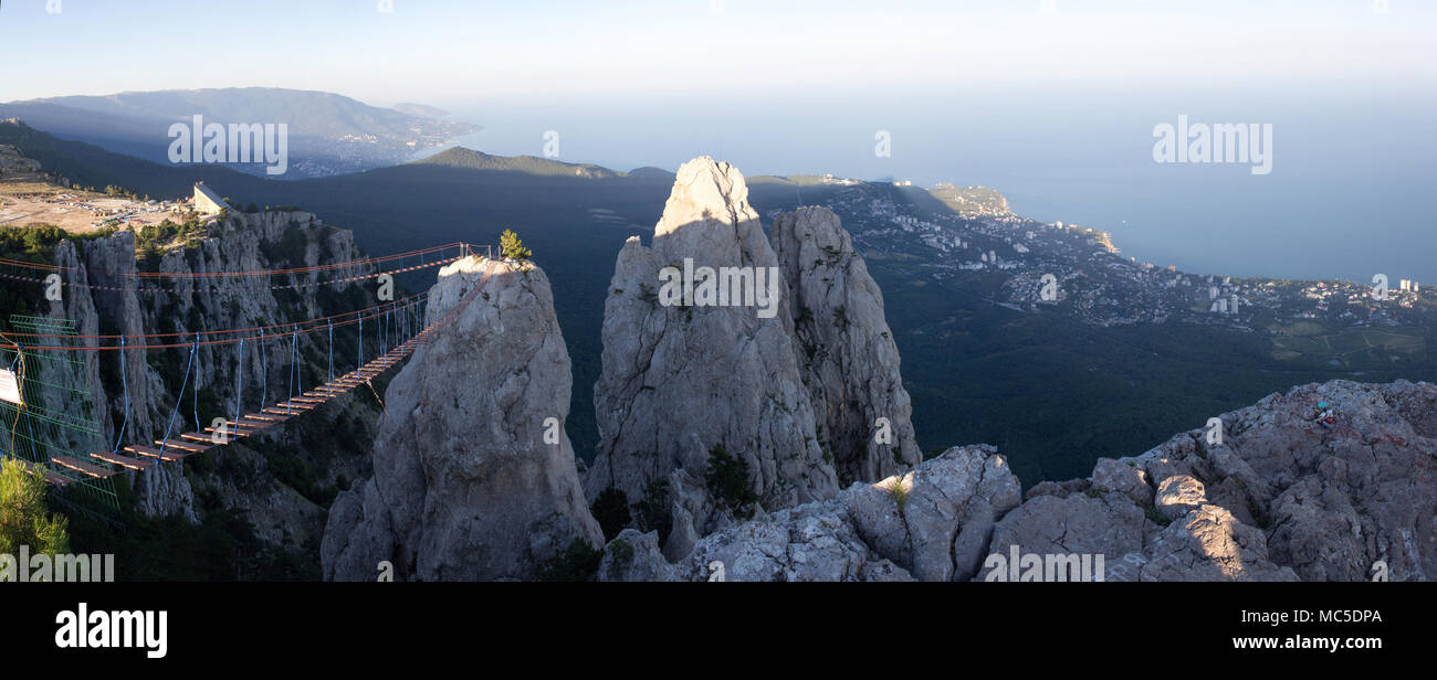 Le téléphérique sur le haut de la péninsule de Crimée montagne Ai-Petri et une vue magnifique sur la ville. Paysage. Banque D'Images