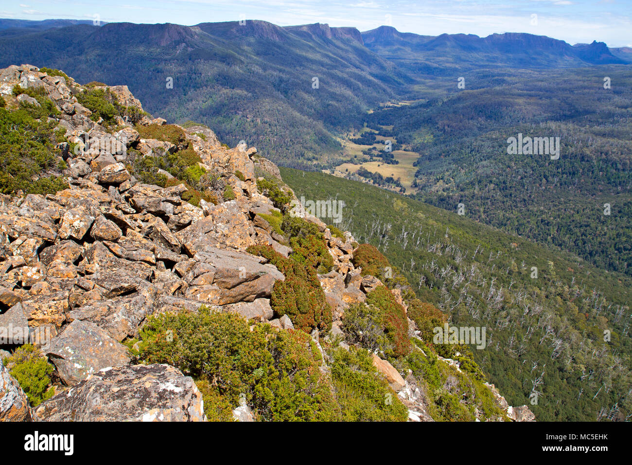 Vue depuis le sommet du mont Cradle Mountain-Lake Pillinger dans St Clair National Park Banque D'Images