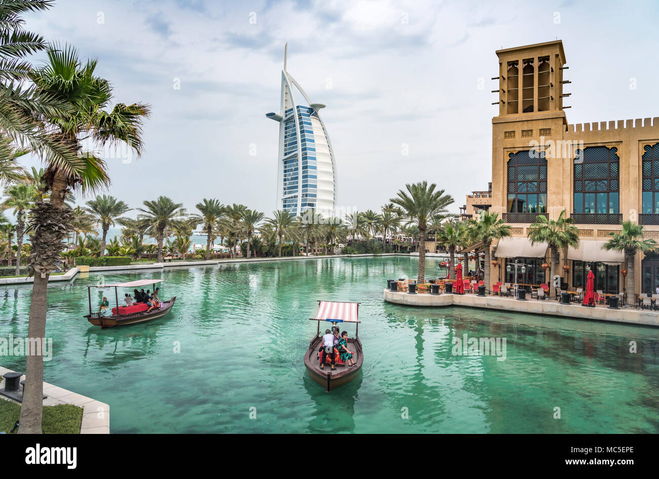 Abra bateaux dans les canaux du Souk Madinat Jumeirah à Dubaï, Émirats arabes unis, au Moyen-Orient. Banque D'Images